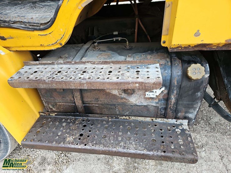 2004-freightliner-fl80-image-24