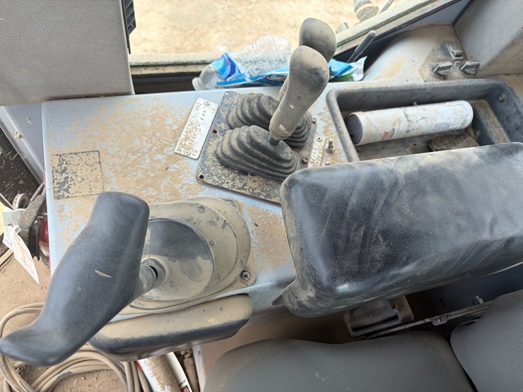 deere-750c-lt-image-28