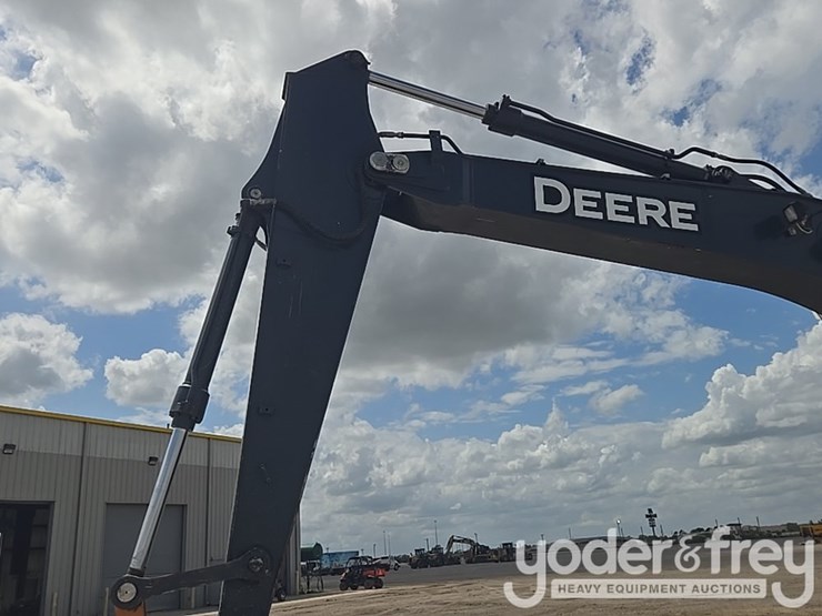 2017-deere-210g-lc-image-32