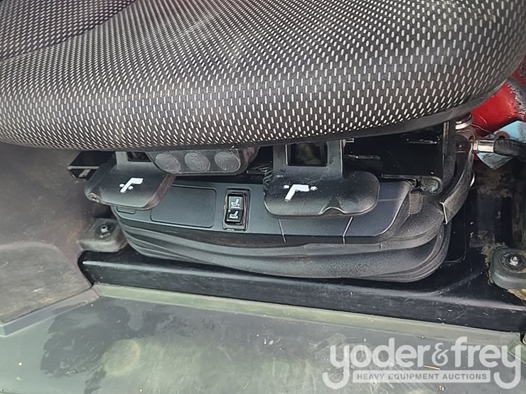 2021-caterpillar-d1-image-64