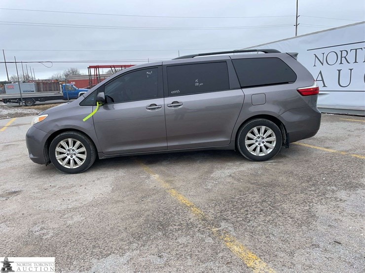 2015-toyota-sienna-image-8