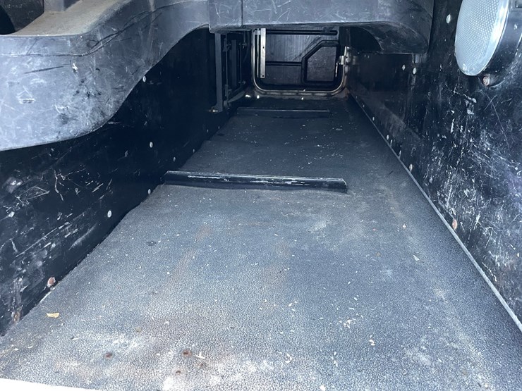 #3937-•-semi-sleeper-cab-image-28