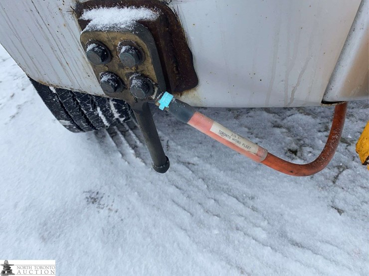 2011-freightliner-m2-106-image-44