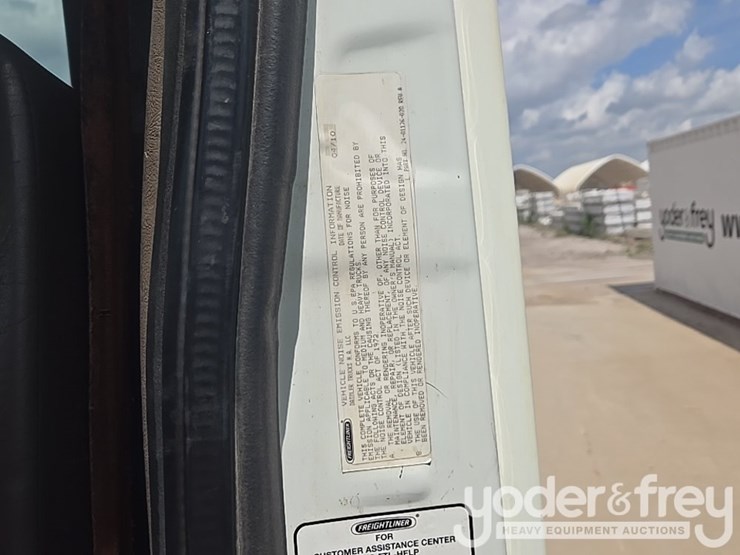 2011-freightliner-cascadia-125-image-100