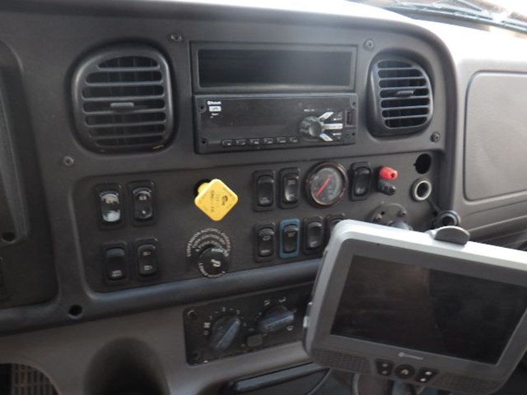 2019-freightliner-m2-106-image-15