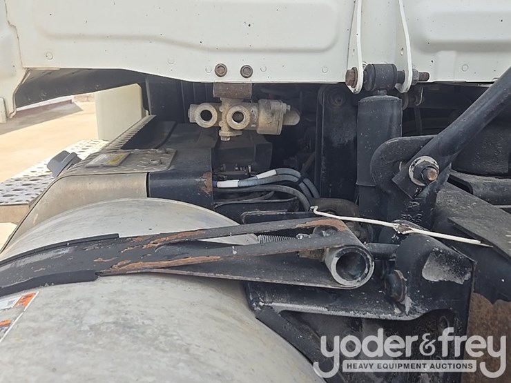 2011-freightliner-cascadia-125-image-36