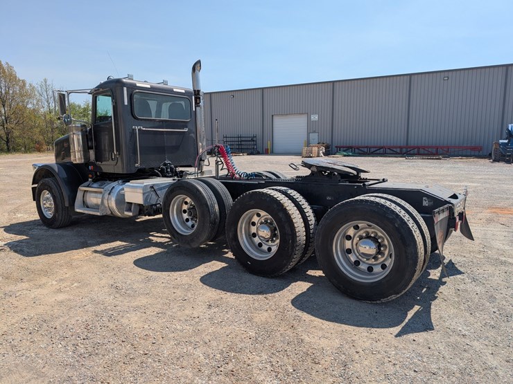 2009-peterbilt-367-image-4
