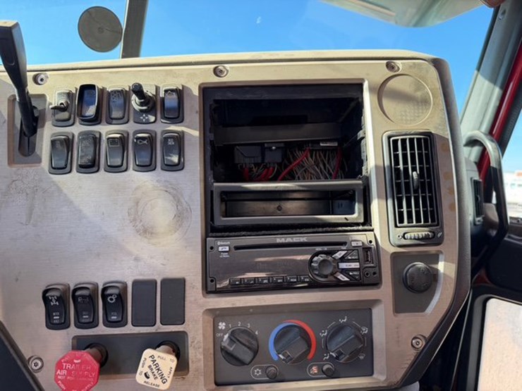 2010-mack-titan-image-12