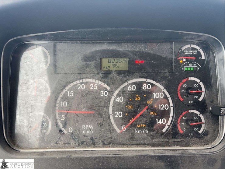 2012-freightliner-m2-106-image-28