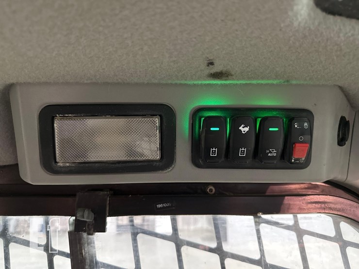 2023-caterpillar-259d3-image-24