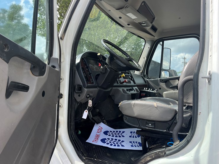 2020-freightliner-m2-106-image-18