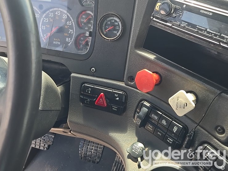 2011-freightliner-cascadia-125-image-76