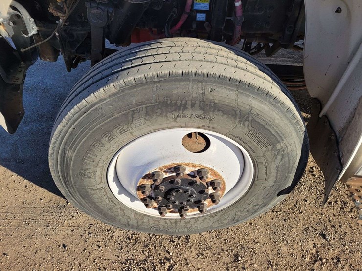 2014-freightliner-m2-106-image-18