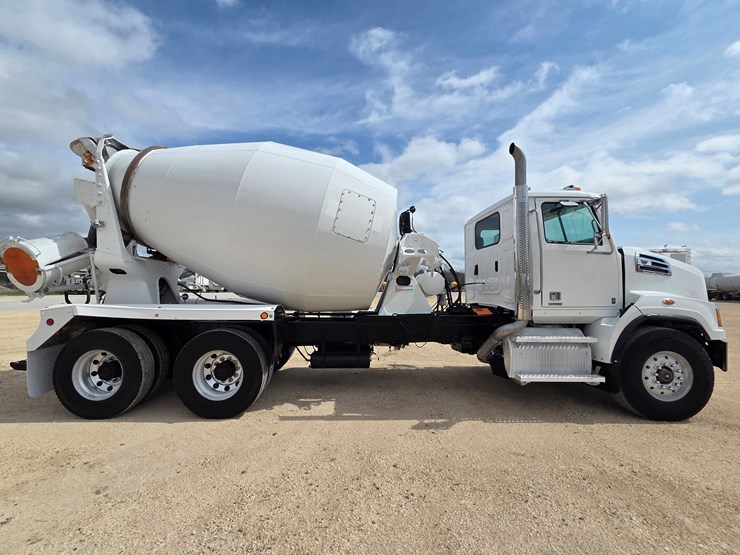 2022-westernstar-daycab-4700-concrete-mixer-truck-image-4