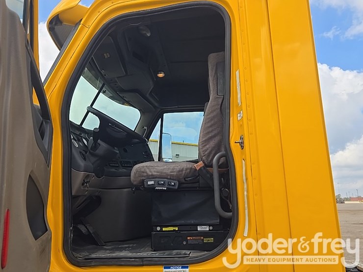 2012-freightliner-cascadia-125-image-84