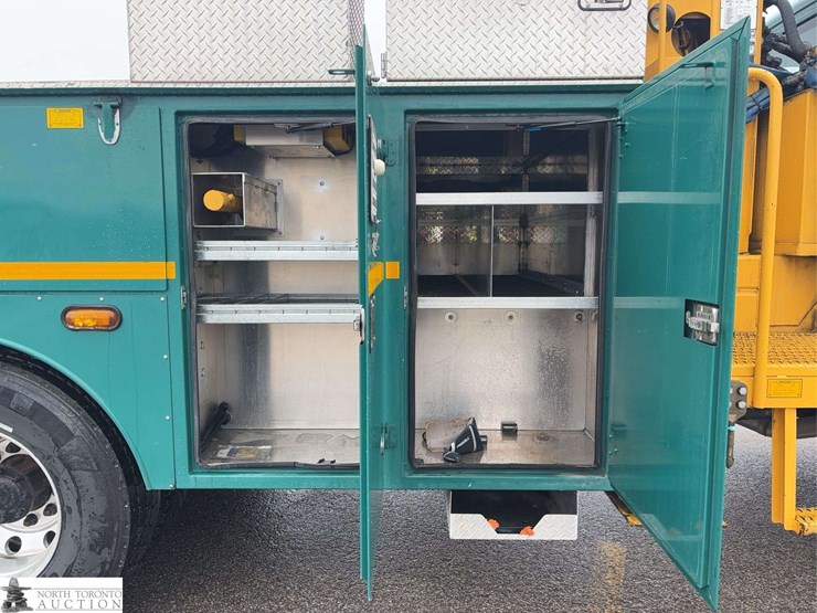 2012-freightliner-m2-106-image-14