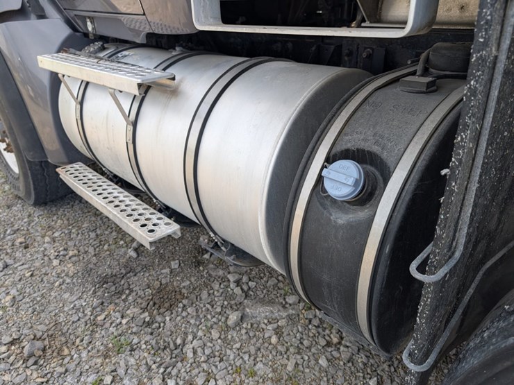 2017-kenworth-t880-image-13