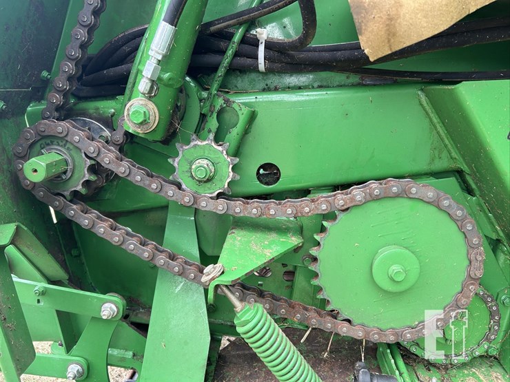 2011-john-deere-568-image-19