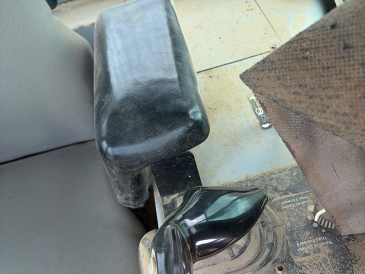 deere-750c-lt-image-27