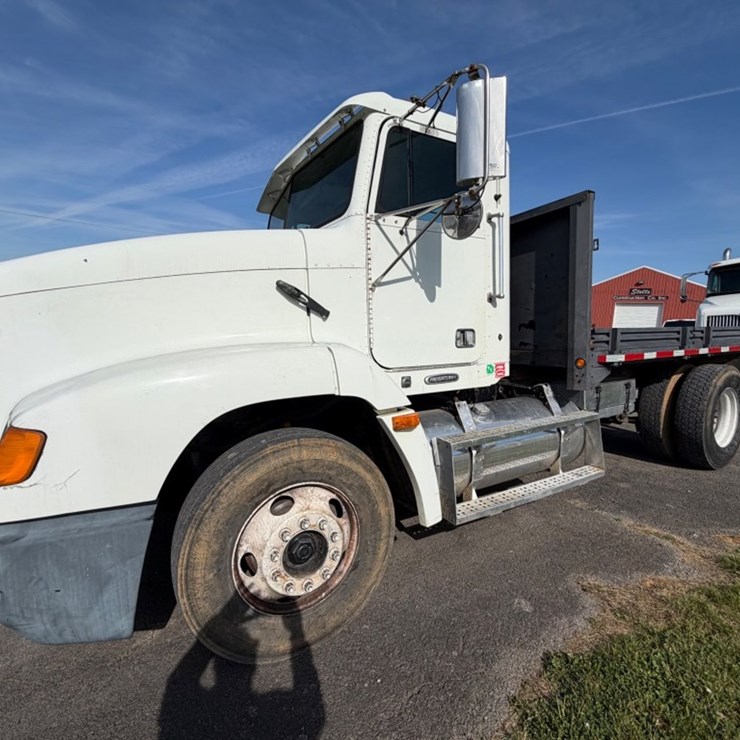 #31768 • 1998 FREIGHTLINER SINGLE AXLE TRUCK TRACTOR