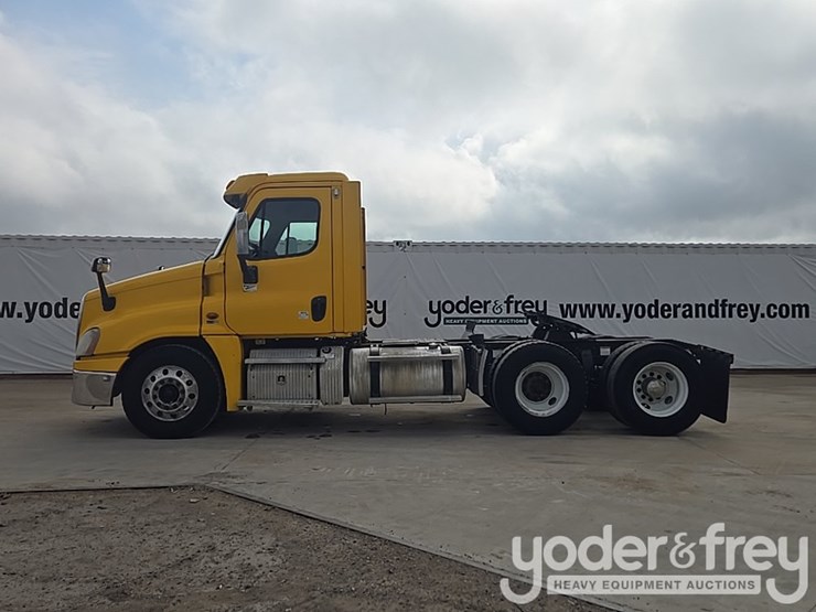 2012-freightliner-cascadia-125-image-2