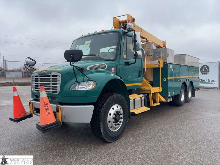 2012-freightliner-m2-106-image-1