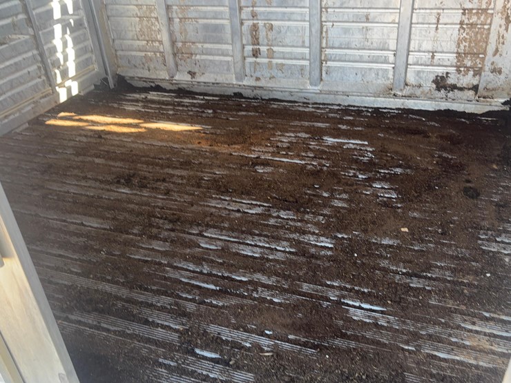 2005-featherlite-8127-livestock-trailer-image-9