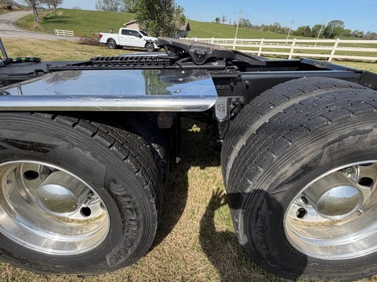 #31771-•-2015-caterpillar-tandem-axle-truck-tractor-image-6