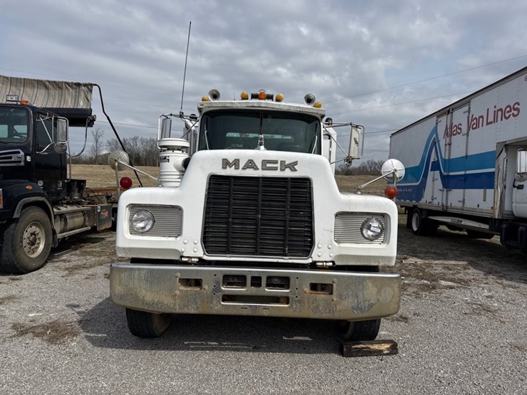 #31721-•-1989-mack-r690t-single-axle-fuel-truck-image-5