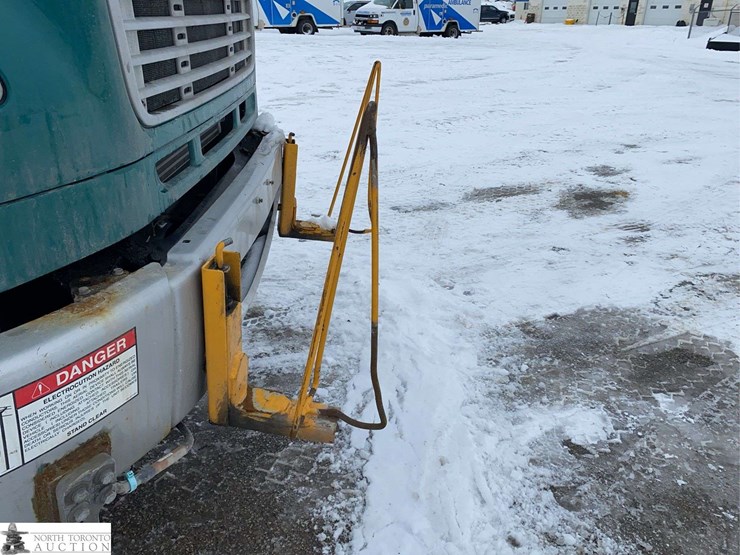 2011-freightliner-m2-106-image-45