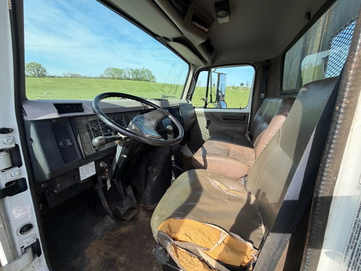 1997-international-4700-image-16