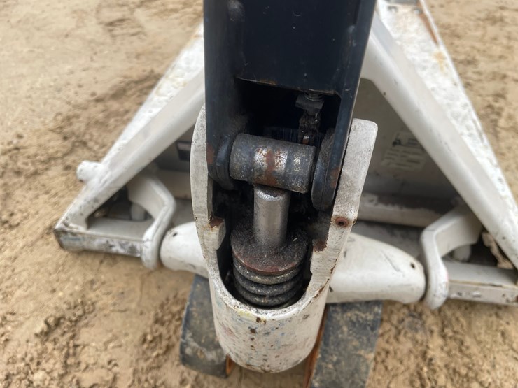 #3917-•-crown-5,000-lbs.-pallet-jack-image-9