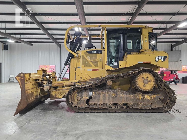 2011-caterpillar-d6t-xw-image-5