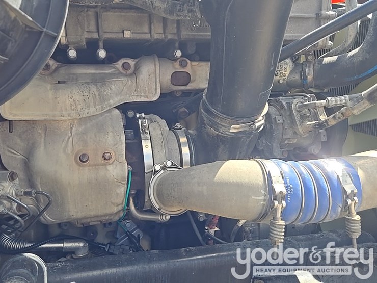 2011-freightliner-cascadia-125-image-58