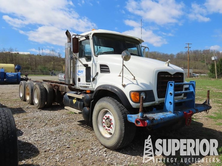 (x)-(6-6)-2003-mack-cv713-3-axle-cab-&-chassis,-vi...-image-2