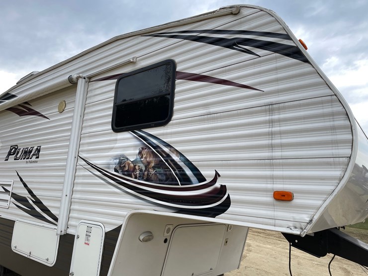 #201-•-2014-palomino-puma-253-fbs-27'-fifth-wheel-camper-(has-wi-title)-image-11