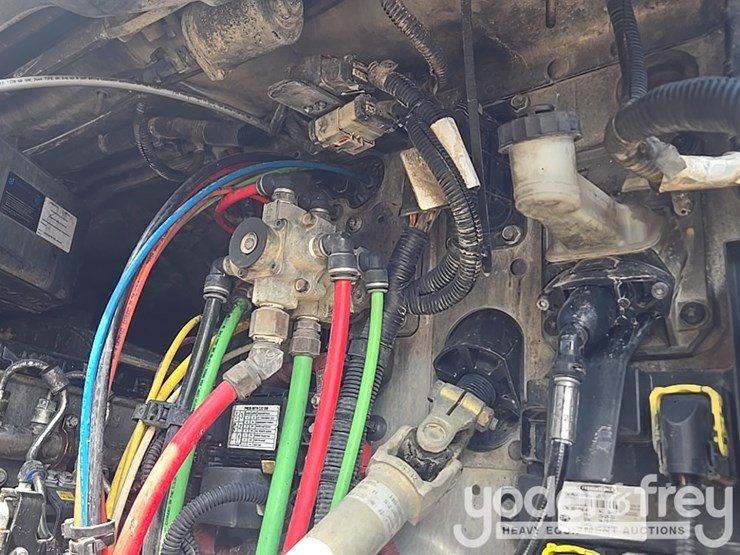 2011-freightliner-cascadia-125-image-49