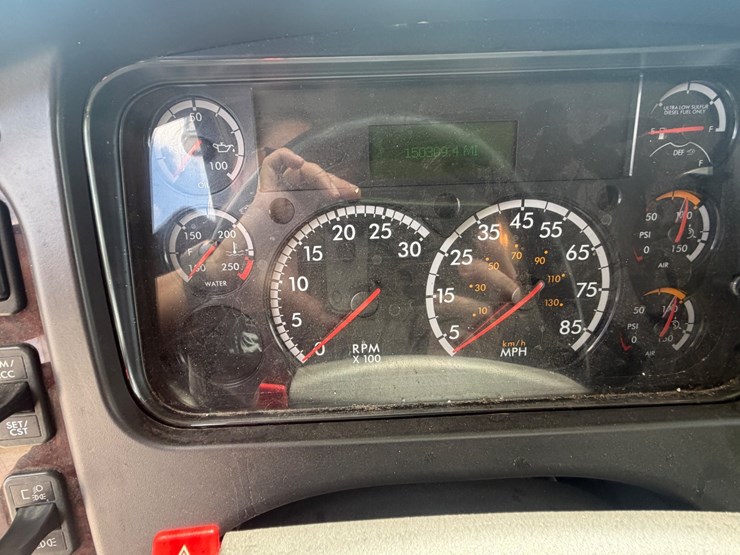 2020-freightliner-m2-106-image-33