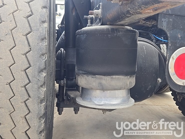 2011-freightliner-cascadia-125-image-26