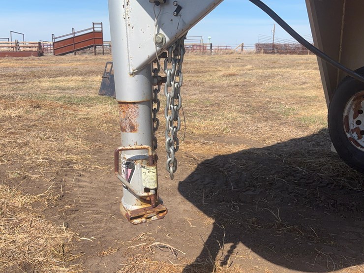 2005-featherlite-8127-livestock-trailer-image-13