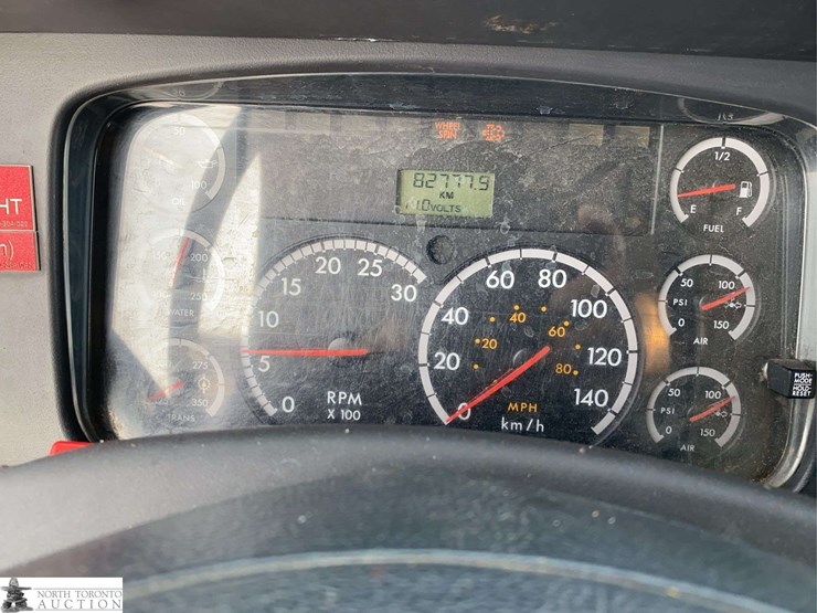 2010-freightliner-m2-106-image-10