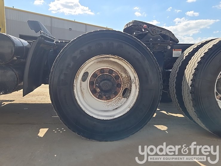 2014-freightliner-cascadia-113-image-12