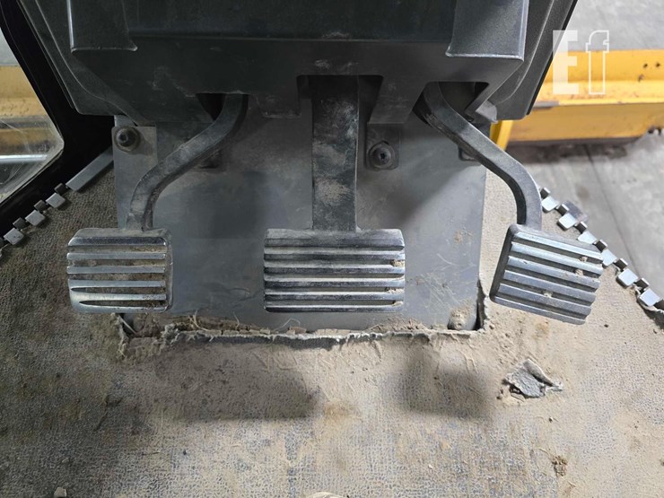 2012-caterpillar-140m2-image-17