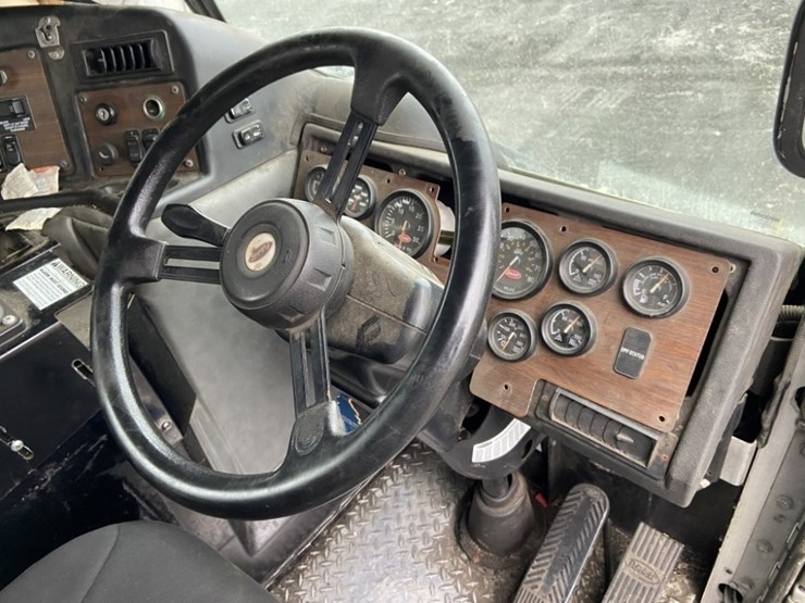 2014-peterbilt-320-image-21