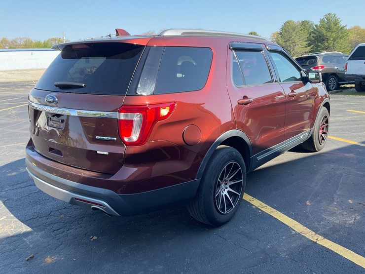 2016-ford-explorer-image-8