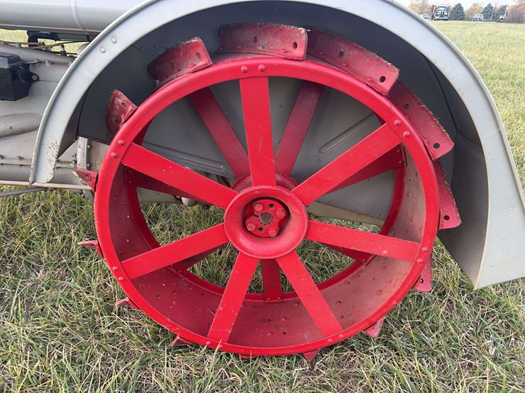 brand-new-never-used-1925-fordson-tractor-image-51