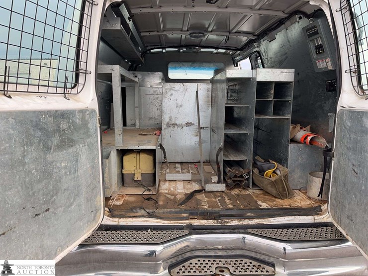 2010-ford-cargo-image-17