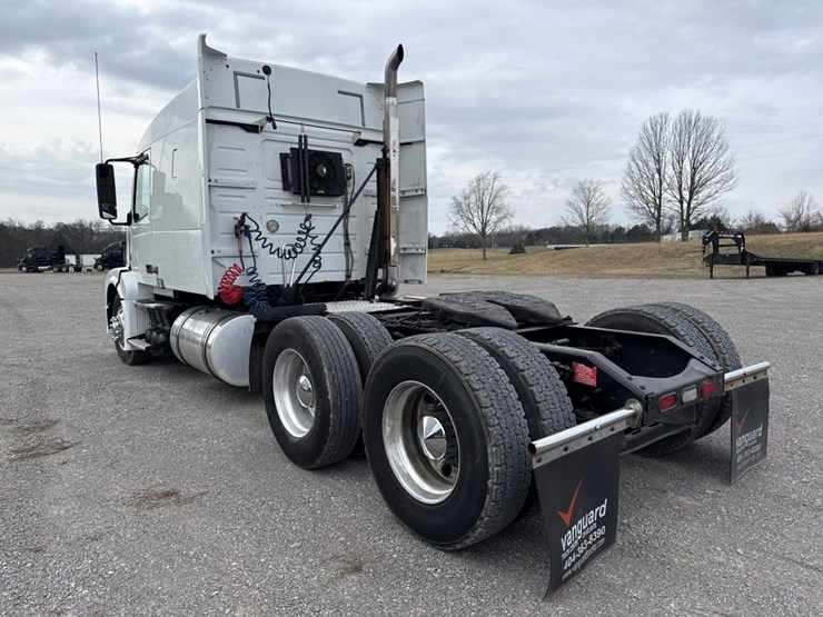 #31952-•-2010-volvo-vnl-tandem-axle-truck-tractor-image-4