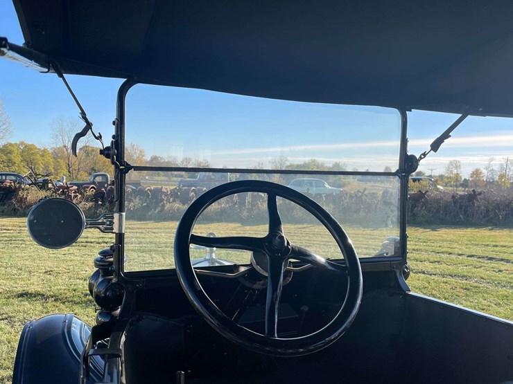 1917-model-t-touring-image-64