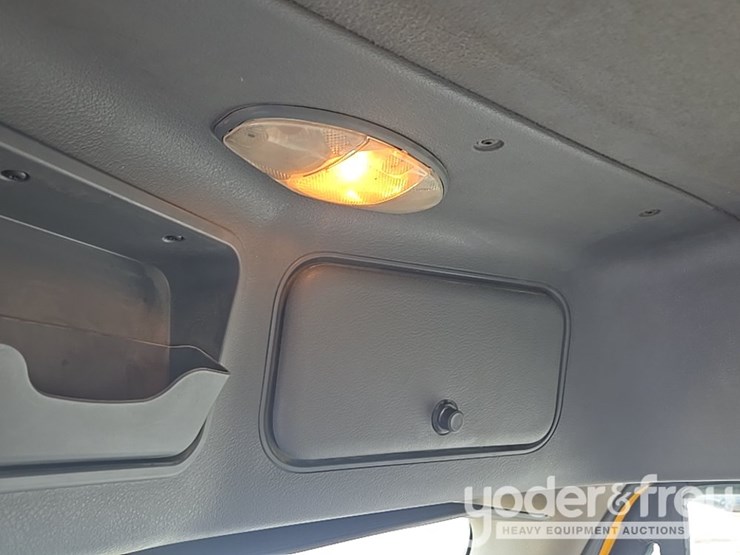 2012-freightliner-cascadia-125-image-98